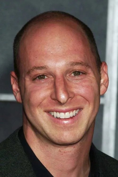 Shane Edelman interpretando a Campbell Dunleavy