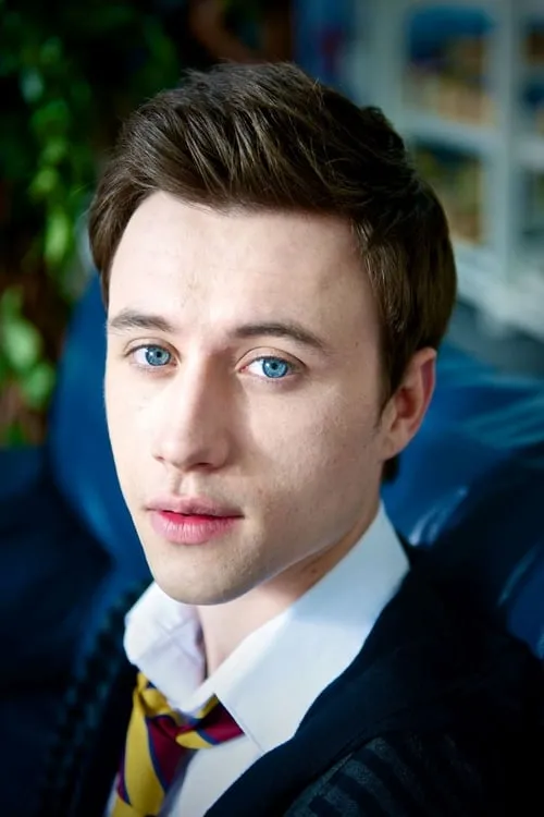 Shane O'Meara interpretando a Simon