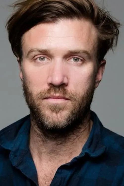 Shane Woodward interpretando a American Guy