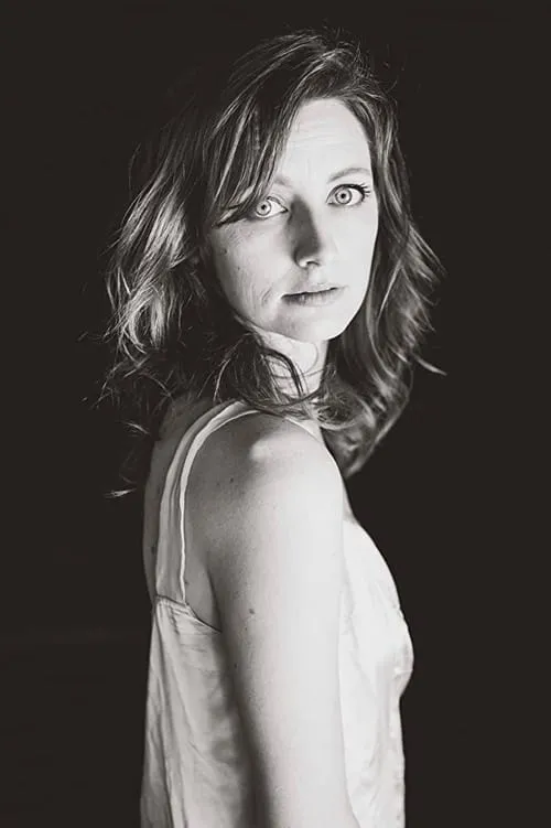 Shannon Collis interpretando a Samantha