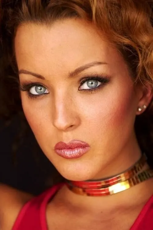 Shannon Stewart interpretando a Self - Miss June 2000