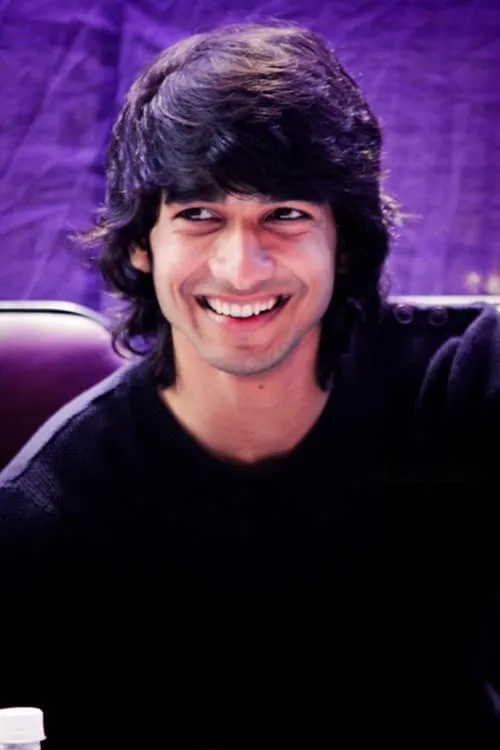 Shantanu Maheshwari — personaje: Dr. Roy
