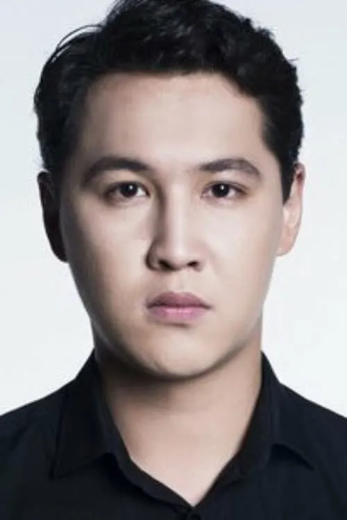 Sharip Serik interpretando a