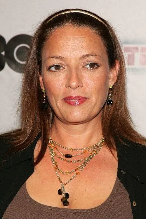 Sharon Angela interpretando a Sharon