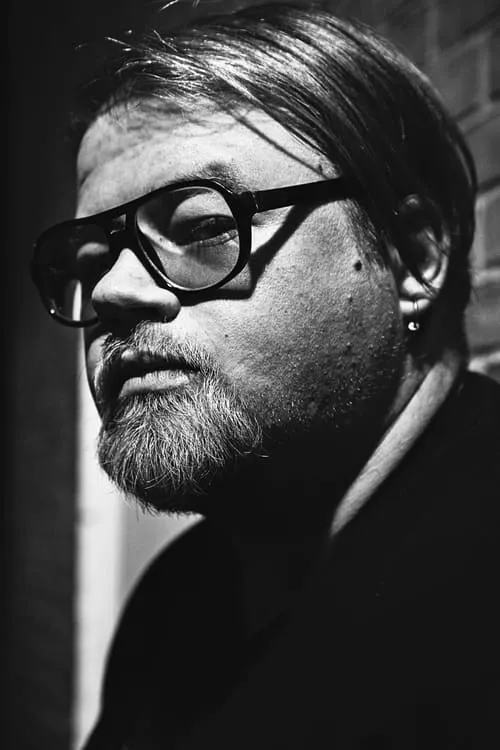 Shawn Burkett interpretando a Mike (segment Room 125)