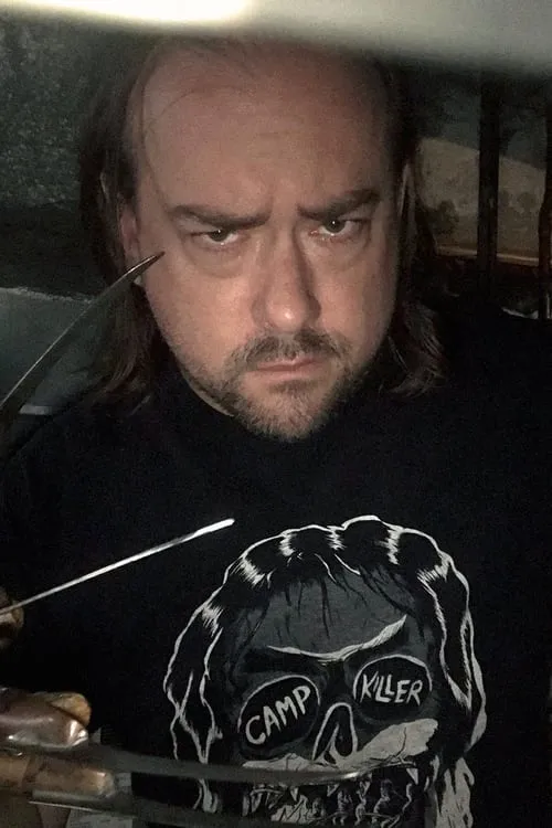 Shawn Jones interpretando a Phil