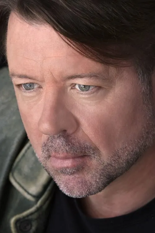 Shawn Thompson interpretando a Sheriff Sam Logan