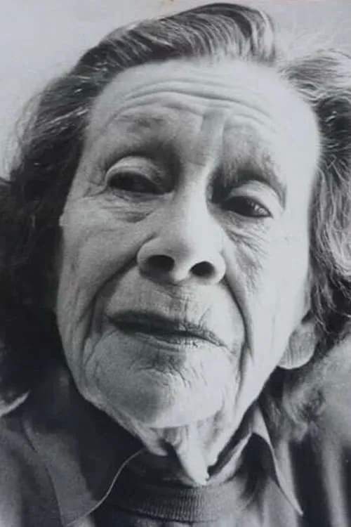 Sheila Florance interpretando a Großmutter