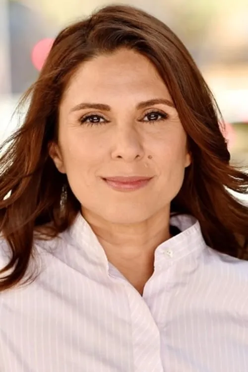 Shila Ommi interpretando a Sara