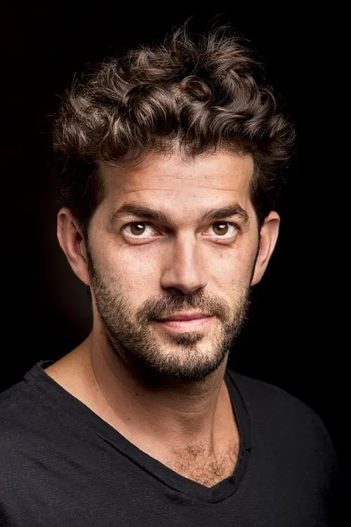 Shlomi Tapiaro interpretando a Tom