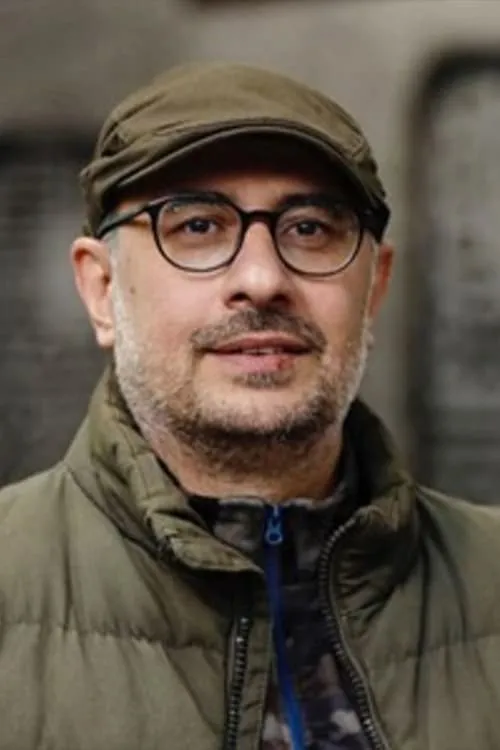 Siavash Mofidi interpretando a