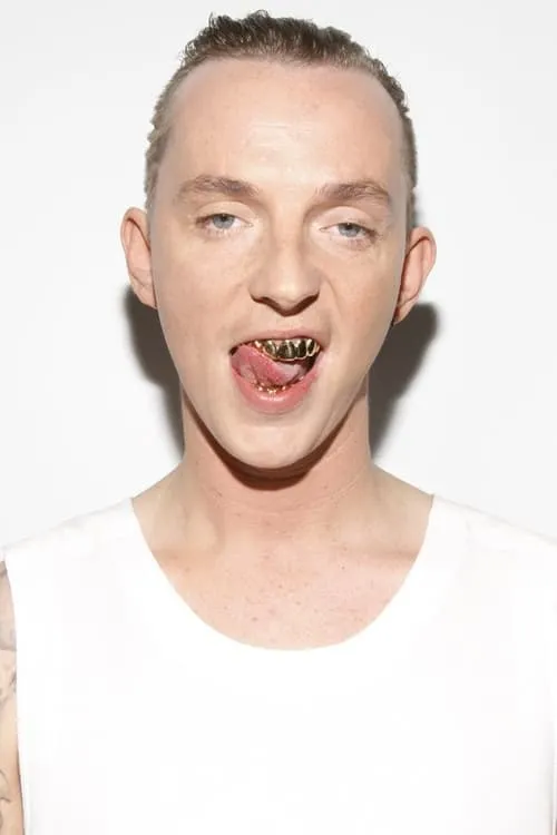 Sidney Sewell interpretando a ATL Twin