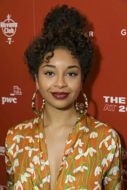 Siena Kelly interpretando a Ivy Smith