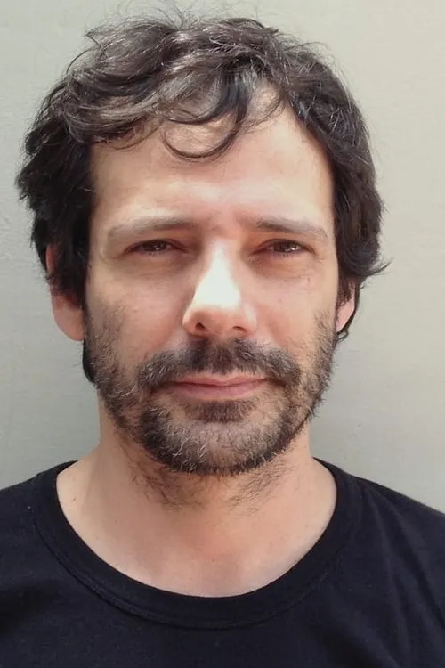 Sílvio Restiffe interpretando a Paulo