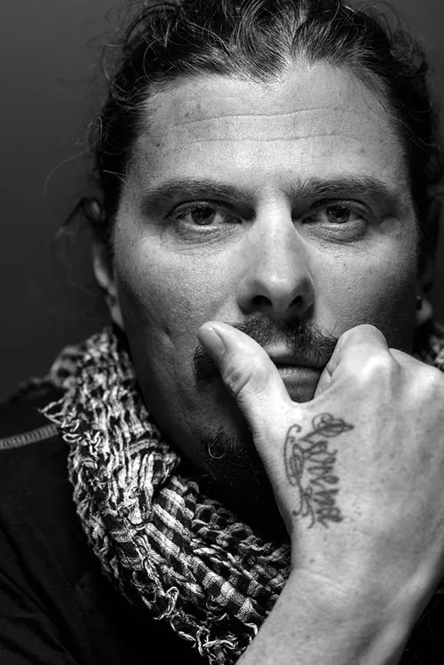 Simon Brauer interpretando a J.C.