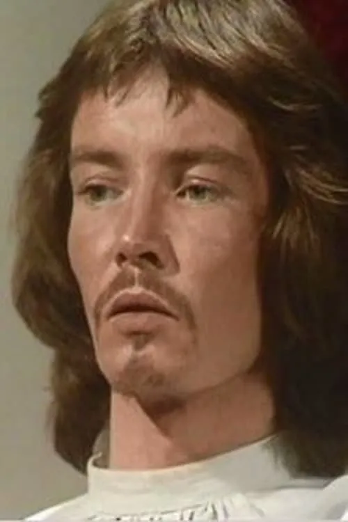 Simon Cuff interpretando a Husband