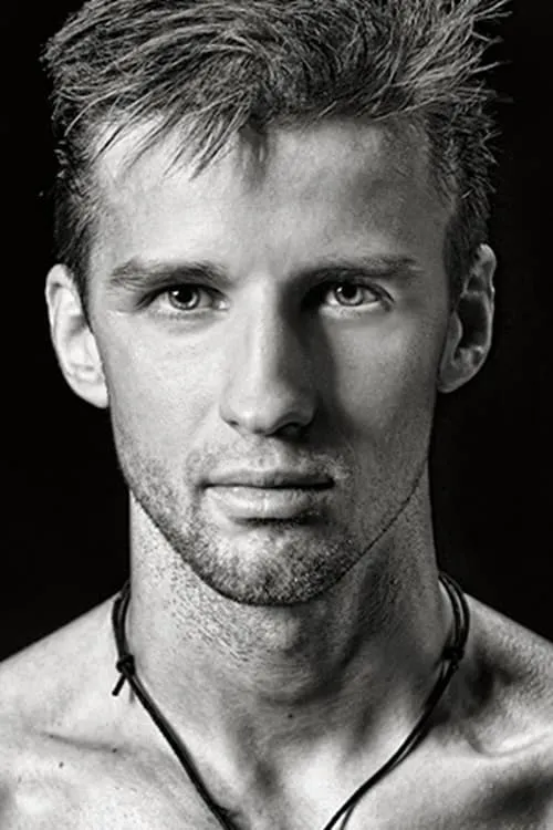 Simon Dexter interpretando a 