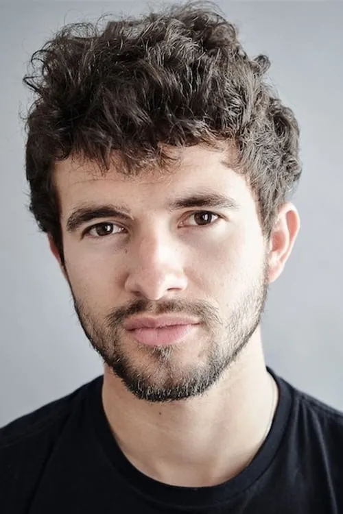 Simon Frenay interpretando a