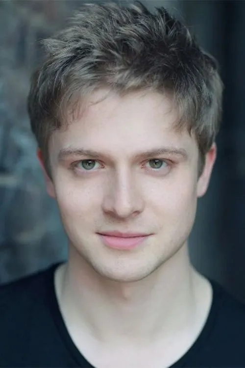 Simon Ginty interpretando a Timothy Darrow Recon