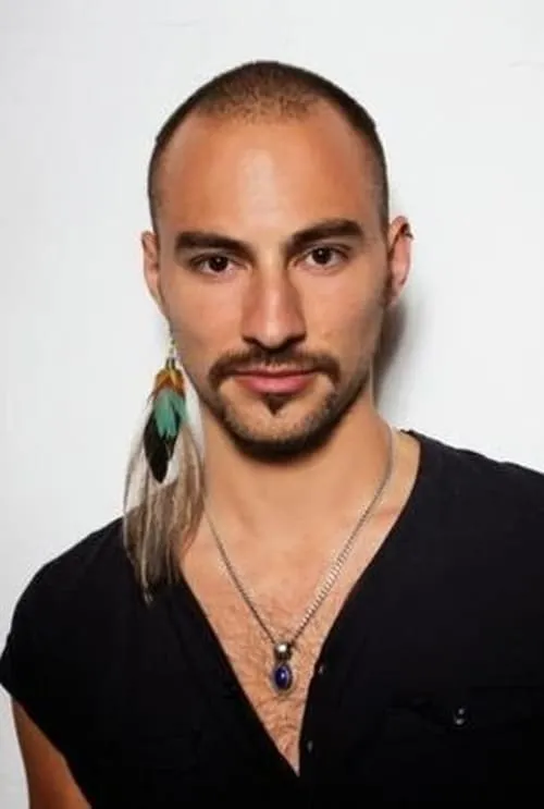 Simon(è) Jaikiriuma Paetau interpretando a 