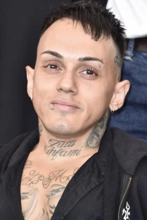 Simone Martucci interpretando a Ciro 'Plissè' Carbone