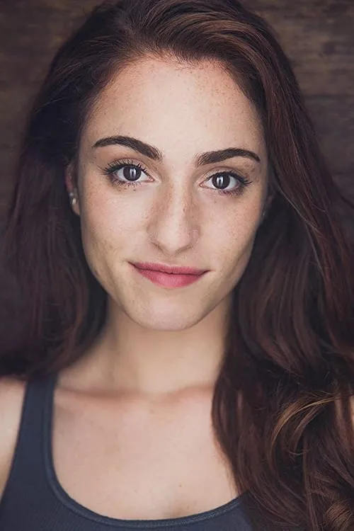 Simone Policano interpretando a Natalie