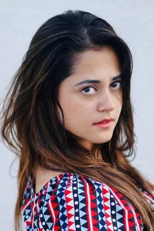 Simran Raj interpretando a