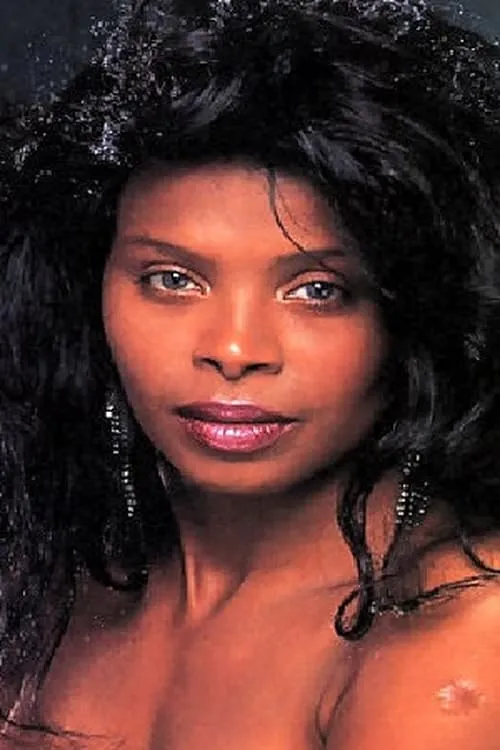 Sirena Lewis interpretando a