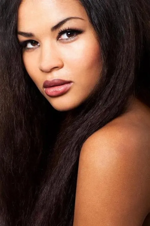 Siri Black Ndiaye interpretando a Liv