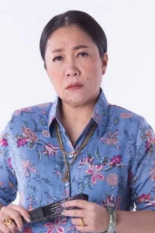 Sirinuch Petchurai interpretando a