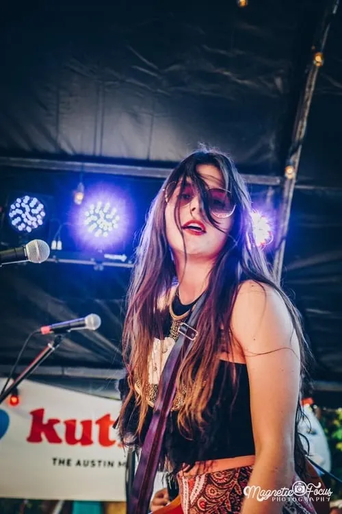 Sisi Berry interpretando a Olivia Cruz