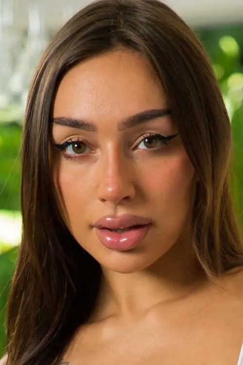 Sisi Rose interpretando a