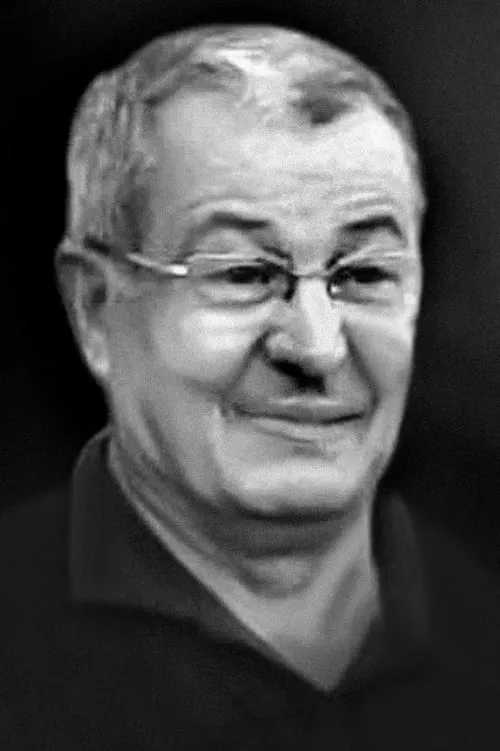 Smaïl Lakhdar-Hamina interpretando a Young Man