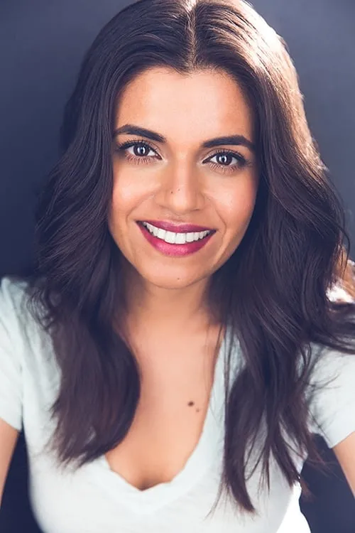 Sneha Ramachander interpretando a Detective Shenoy