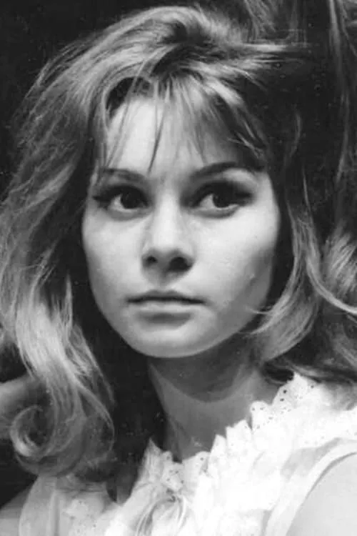 Snežana Nikšić interpretando a Travel agency receptionist