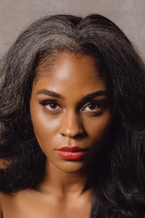 Somkele Iyamah Idhalama interpretando a Lace