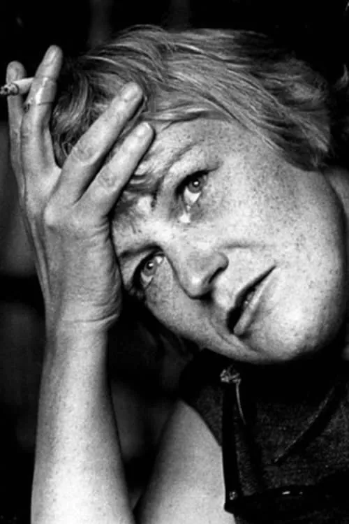 Sonja Åkesson interpretando a Narrator (voice)