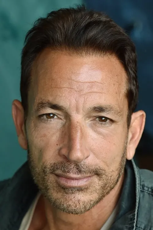 Sonny Marinelli interpretando a Robert Grinder