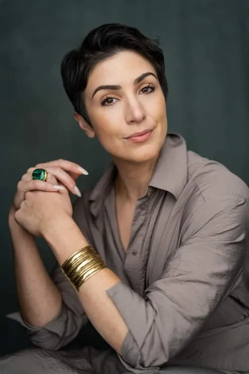 Soophia Foroughi interpretando a 