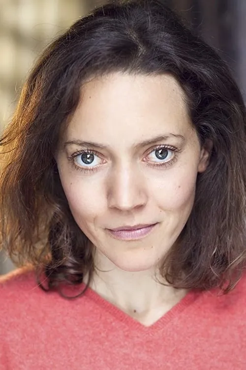 Sophie Brooke interpretando a 