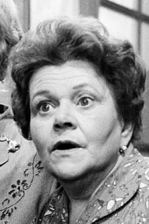 Sophie Cossaeus interpretando a Babette Dummbach