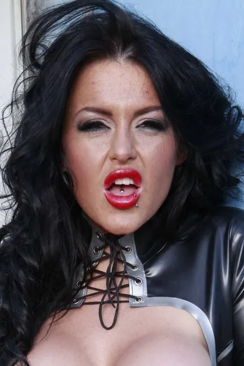 Stacey Lacey interpretando a The Brunette