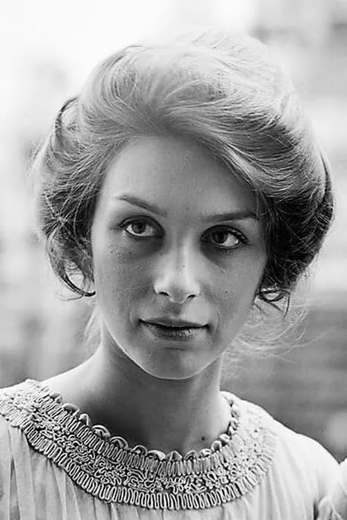 Stacey Tendeter interpretando a Muriel Brown