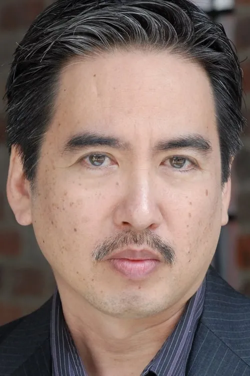 Stan Egi interpretando a Danny Wong