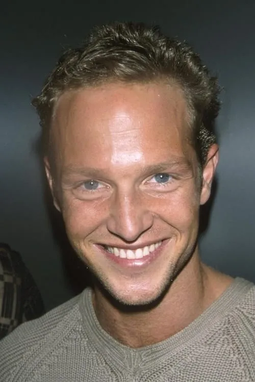 Stan Kirsch interpretando a Kevin