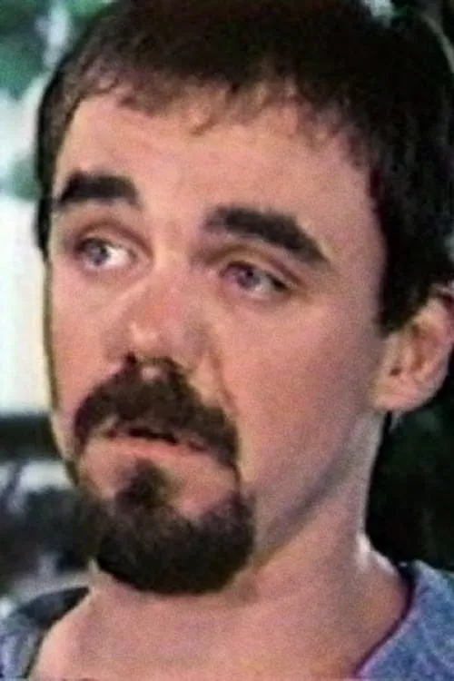 Stanley Richards interpretando a Charles Mandell