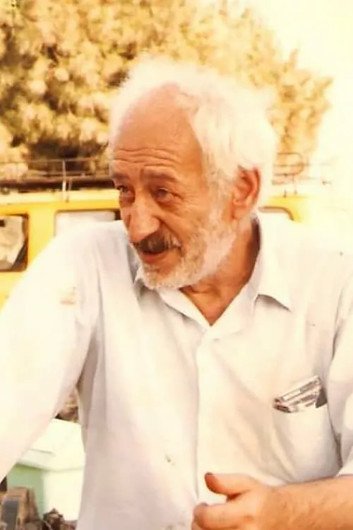 Stavros Tornes interpretando a