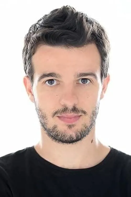 Stavros Yagoulis interpretando a Kostas