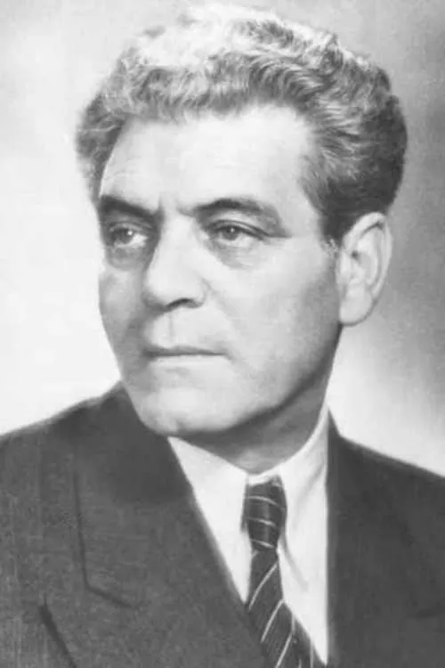 Stefan Gadularov interpretando a personnel officer