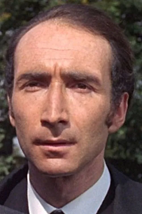 Stefan Gryff interpretando a Captain Kirigin